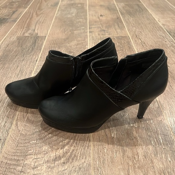 Bandolino Woman’s Black Covered Toe Heels Size 8.5 - Picture 3 of 6